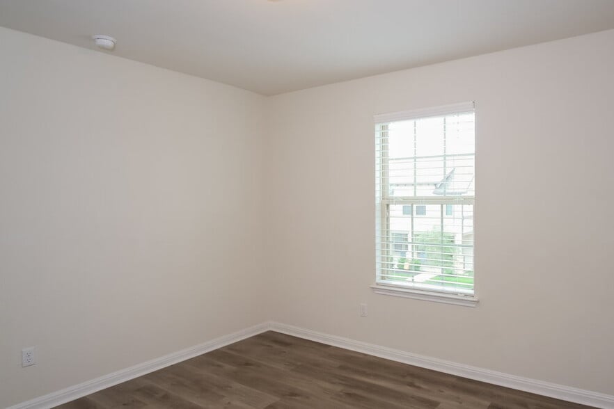 Building Photo - 200 Diamond Point Dr