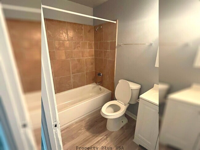 Building Photo - "Charming 2-Bed, 2-Bath Oasis in Phoenix – Cozy Comfort Awaits!"
