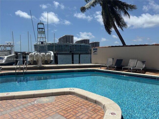 Building Photo - 1632 S Bayshore Ct