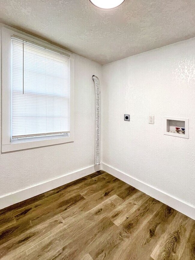 Building Photo - Spacious & Charming 5-Bedroom Home with Mo...