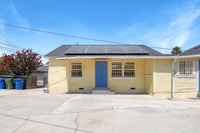 Building Photo - Updated 2BR Duplex in Angeles Mesa – Solar...