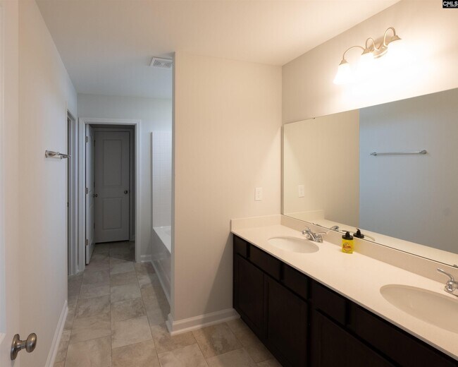 Building Photo - 1042 Begonia Dr