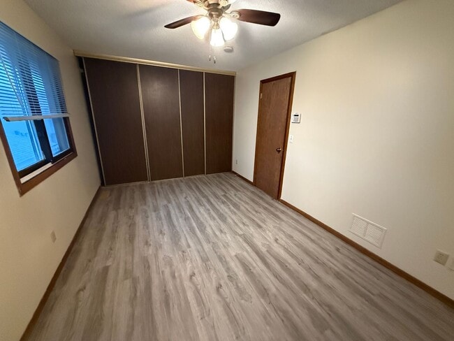 Building Photo - Great 3 bedroom, 1 Bathroom Side by Side T...