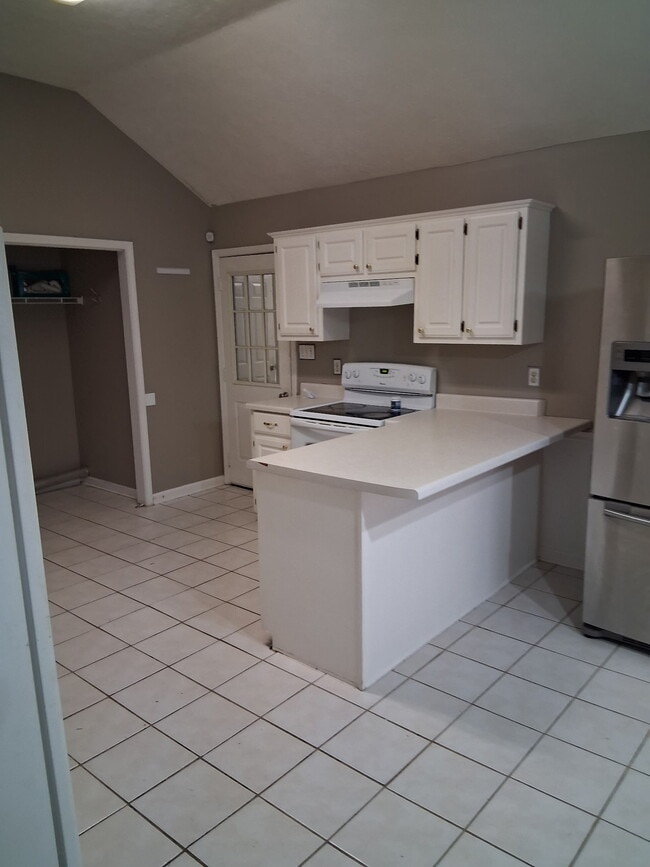 Building Photo - 120 Woods Edge Dr