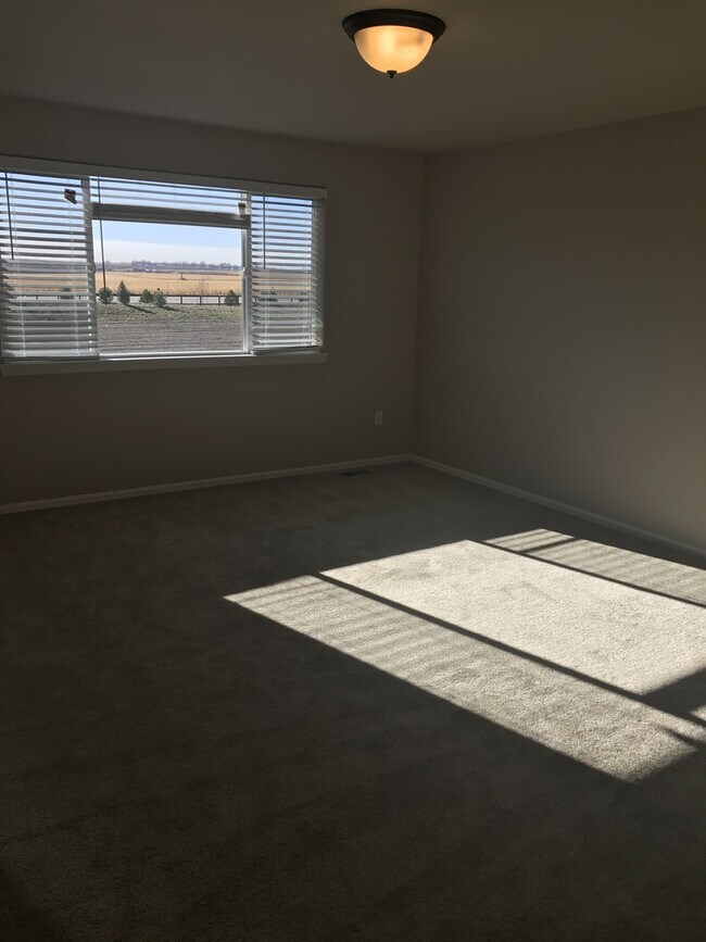 Building Photo - Nice house, 4 bedroom with Mountain Views in Windsor!