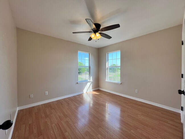 Building Photo - Temple West Gem!