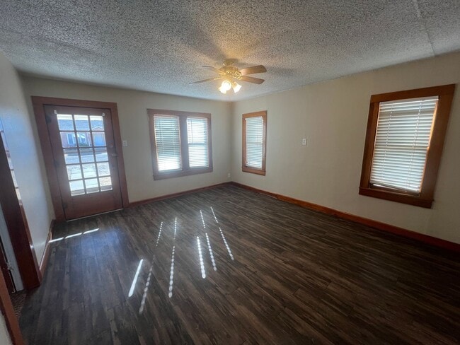 Building Photo - 730 W 17th Ln