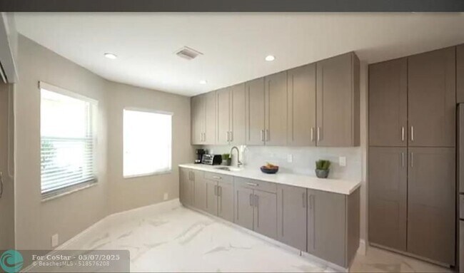 Building Photo - 9651 NW 39th St