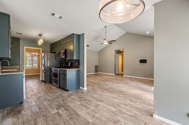 Building Photo - 25 Woodcreek Dr