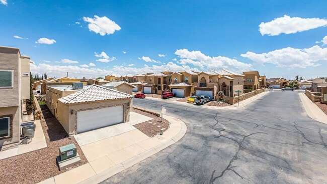 Building Photo - Beautiful 3 bed-2 baths with Casa Club/Gym...