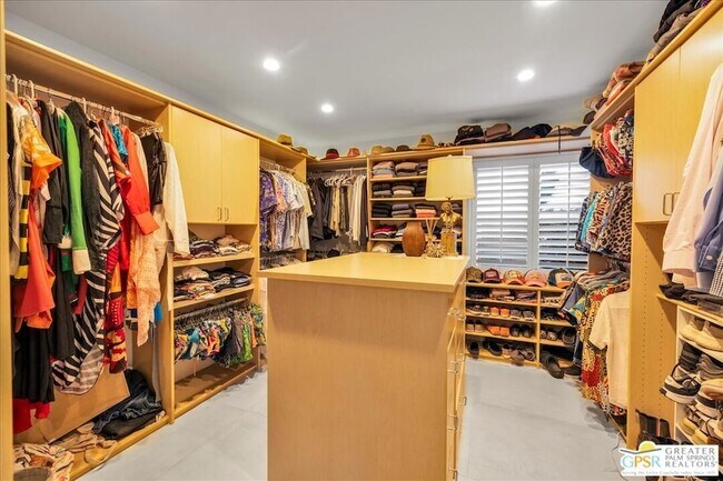 Building Photo - 605 E Sierra Way