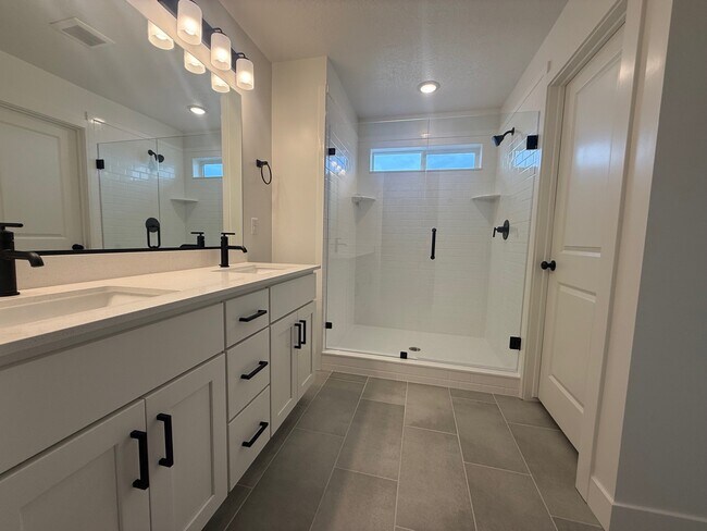 Building Photo - Mapleton TownHome