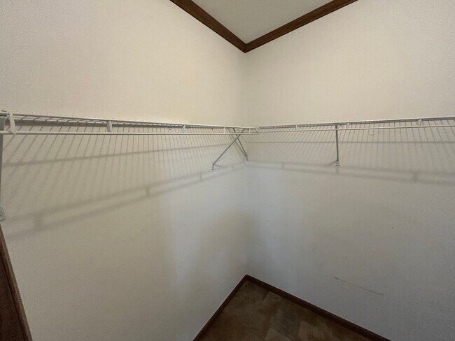Building Photo - 220 Riverwood Dr