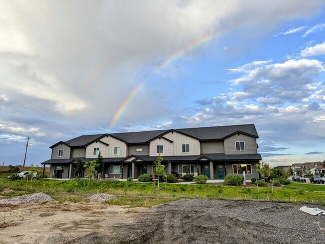Building Photo - Beautiful 3 Bed 2.5 Bath Townhome in North East Fort Collins!