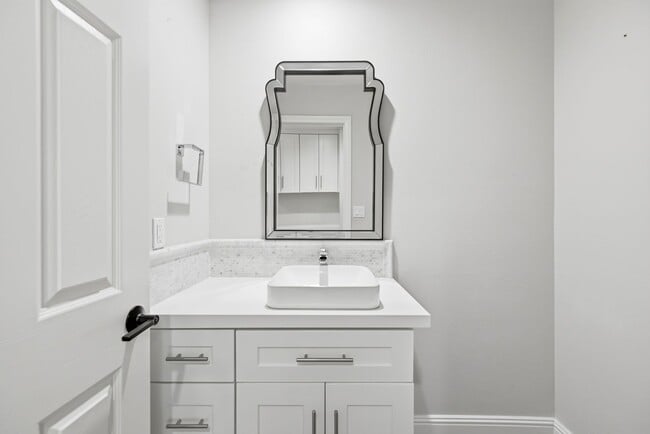 Building Photo - Fully Remodeled 4 Bed + 2.5 Bath Home in Desirable Westlake Hills!