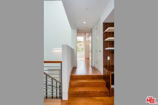 Building Photo - 1217 Cabrillo Ave