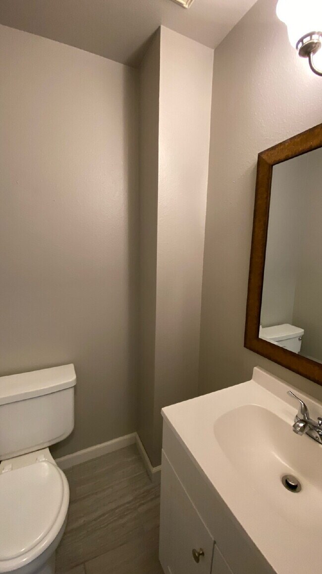 Building Photo - 2 bedroom townhome - Soaring Eagle