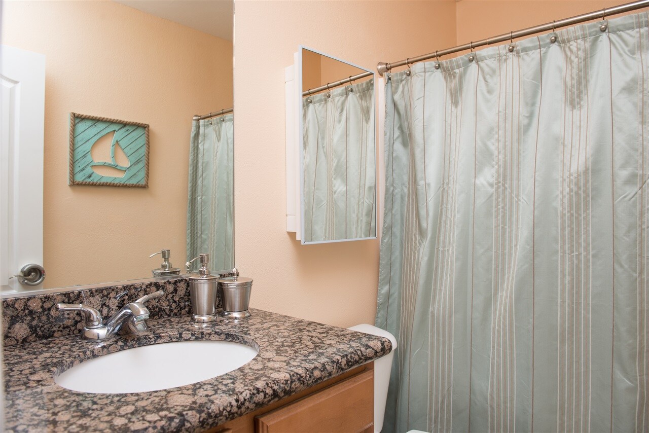 Upstairs Bathroom - 6333 Mt Ada Rd