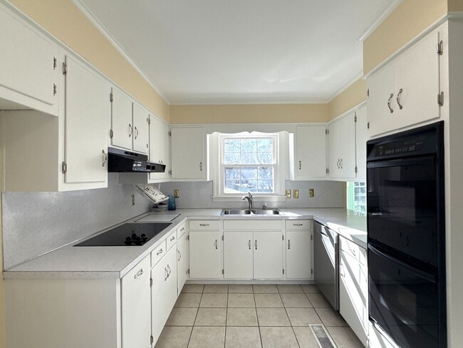 Building Photo - Beautiful 5 Bedroom 3 Bathroom House on Country Club Golf Course!