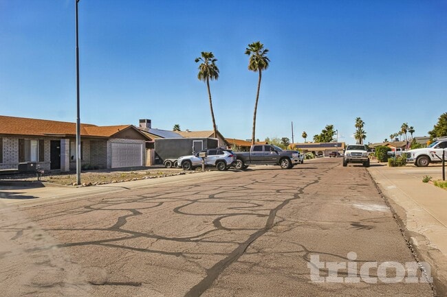 Building Photo - 4201 W Sunnyside Ave