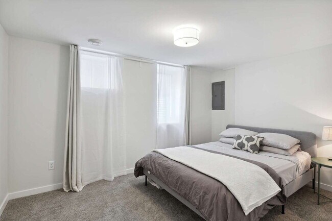 Building Photo - Charming 3-Bed Duplex in Vibrant Minneapolis Neighborhood