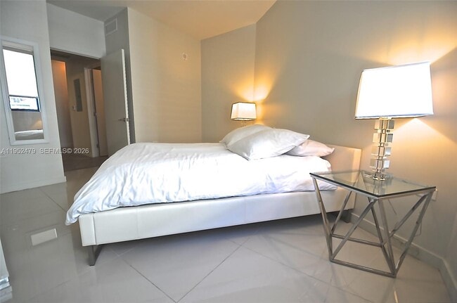 Building Photo - 999 SW 1st Ave