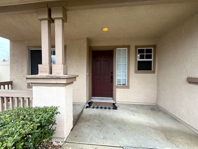 Building Photo - 4 bedroom, 2.5 bathroom home in a gated Riverside community!