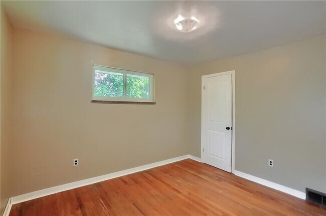 Building Photo - 194 Woodridge Dr