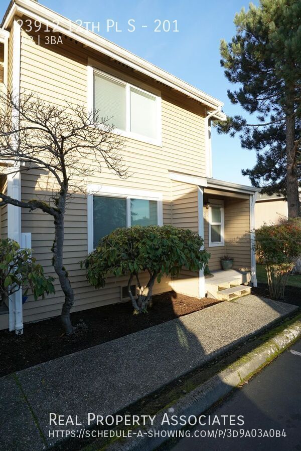 Building Photo - Spacious 2 Bedroom 2.5 Bathroom Townhouse ...