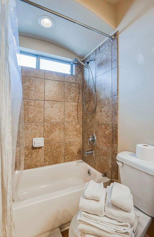 Building Photo - Westside area for Short or Long Term Rental (Completely Furnished) Beautiful 3 bed/2.5 baths plus...