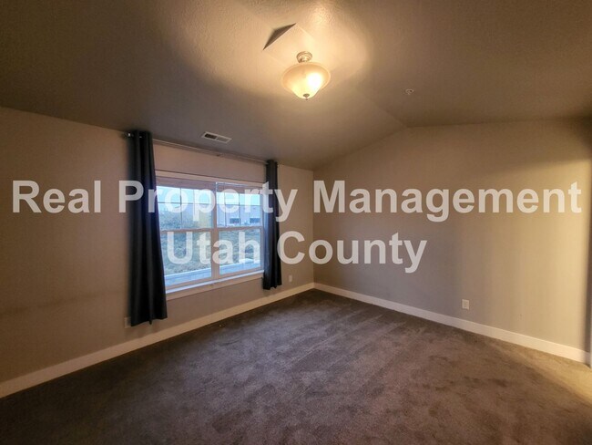 Building Photo - Pet Friendly Springville Condo