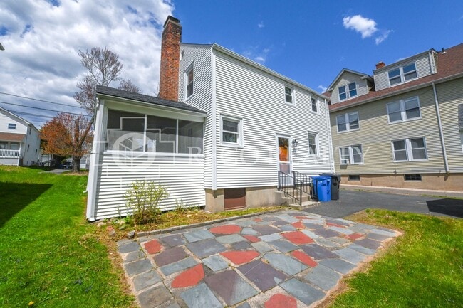 Building Photo - Charming single family home with 3 bedrooms!