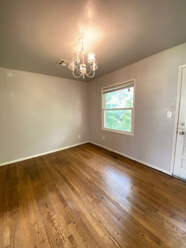 Building Photo - Cute 2 Bed 1 Bath in The Village