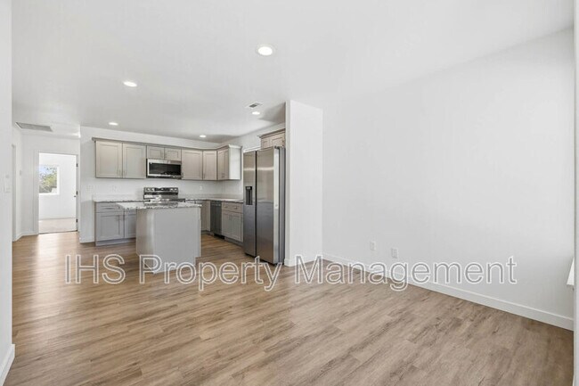 Building Photo - 714 W 13th St