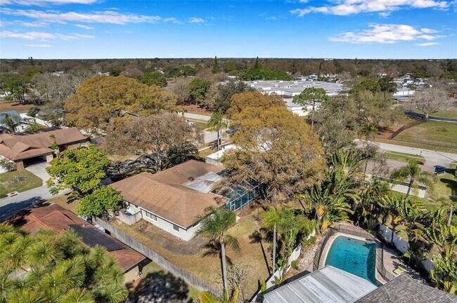 Building Photo - 8789 Maplewood Rd