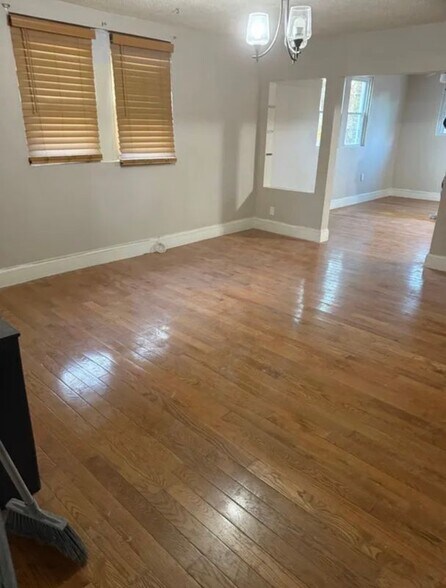 Building Photo - 216 E 24th St