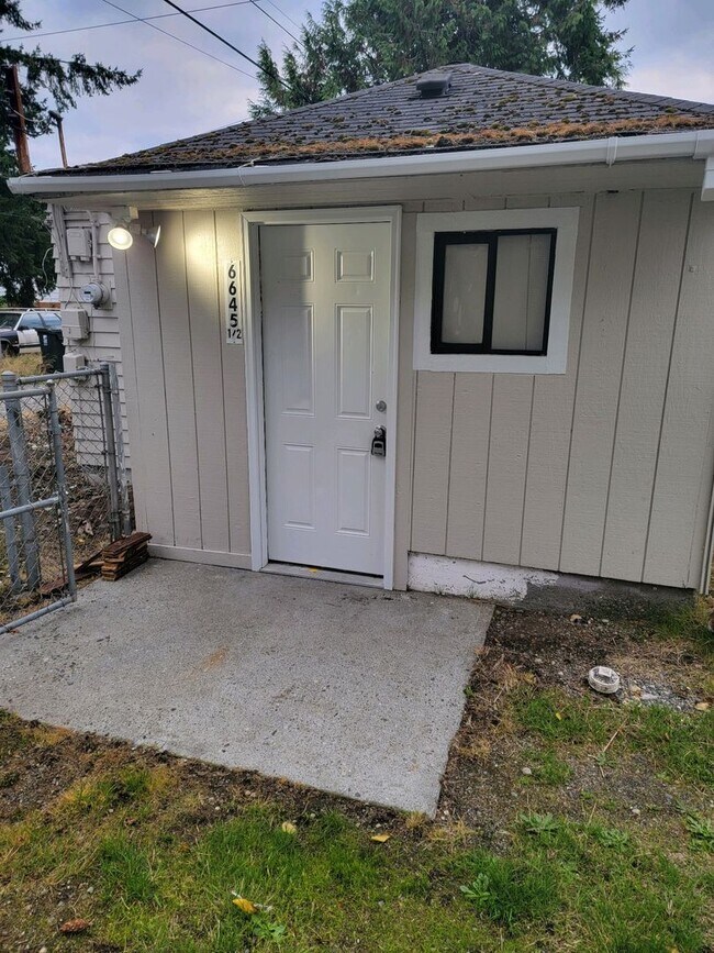 Building Photo - 4819 1/2-6645 1/2 S Fife St