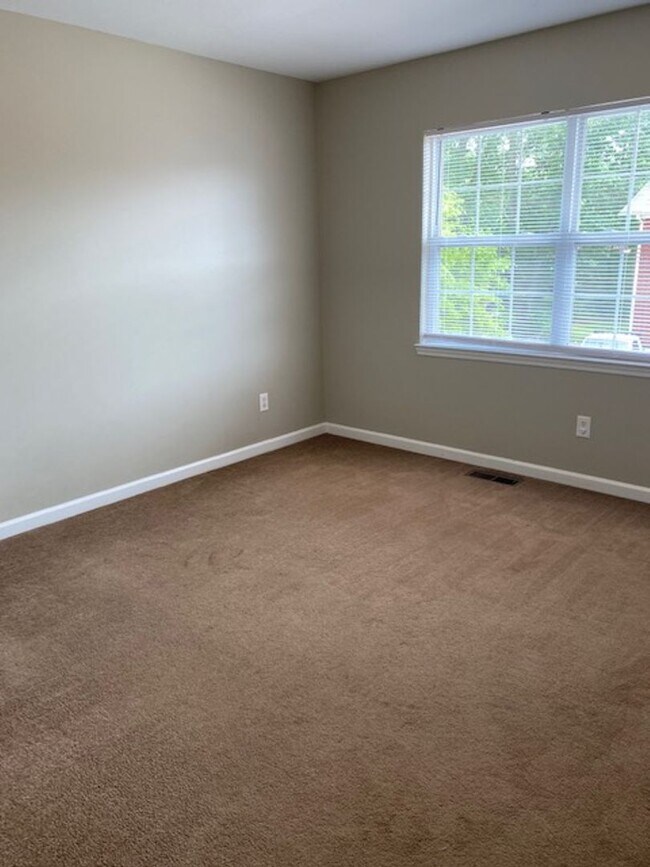 Building Photo - 2 Bedroom 1.5 Bath townhouse