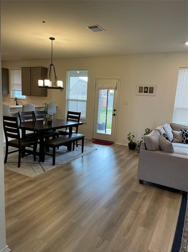 Building Photo - 1537 Sonny Dr