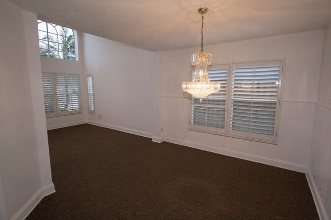 Building Photo - 3/2.5 with 2-car garage in Maitland