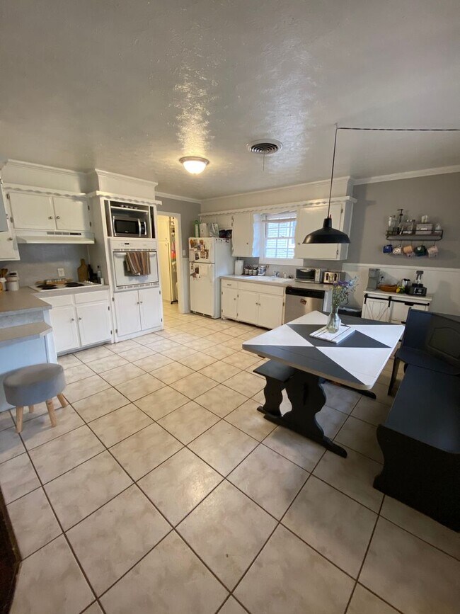 Building Photo - Great 3 Bedroom 2 Bathroom house with Bonu...