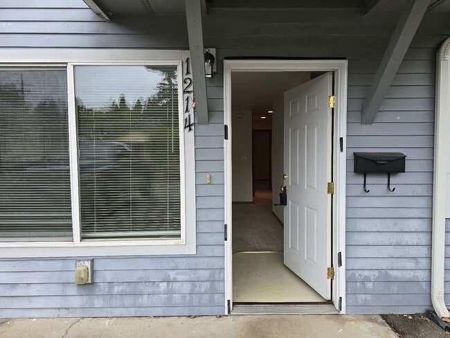 Building Photo - 1214 SE Overlook Ave