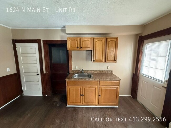 Building Photo - 1624 N Main St