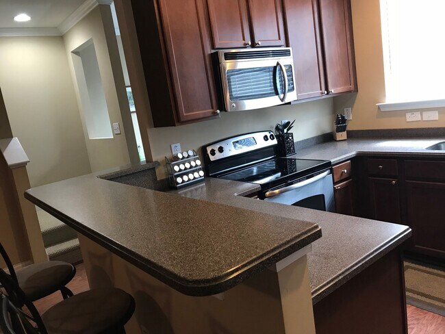 Building Photo - Townhouse with Fenced Backyard!