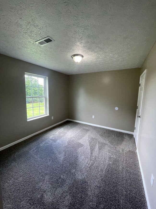 Building Photo - 3 bedroom, 2 bathroom home in the heart of...