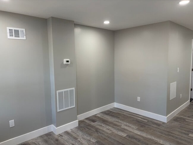 Building Photo - Fully Renovated 2 Bed 1 Bath Townhouse Style Row Home Now Available