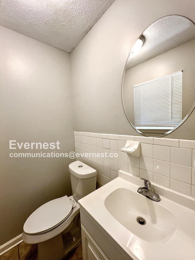 Building Photo - 922 Woodburne Pl