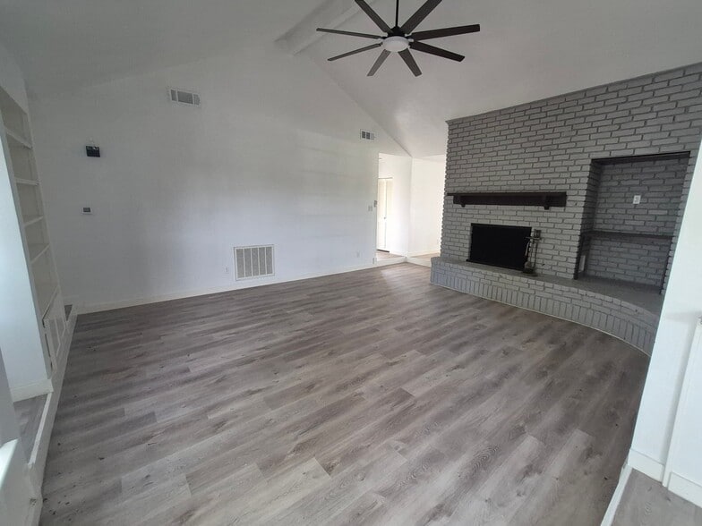 Building Photo - 10603 Hillcroft Ave