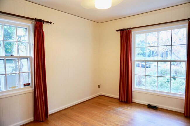 Building Photo - Beautiful Dream Home in the Southwest Hills! Call now to live amongst the trees!