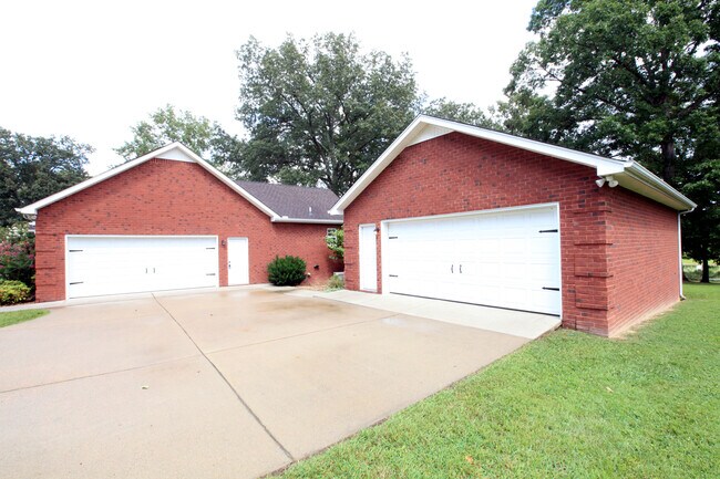Building Photo - 19 Antietam Dr